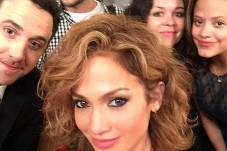 Jennifer Lopez posiert mit Kollegen am Set von Jennifer Lopez posiert mit Kollegen am Set von
