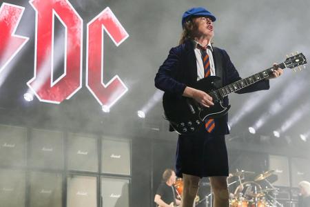 AC/DC-Frontmann Angus Young beim Auftritt der Band auf dem Coachella Festival AC/DC-Frontmann Angus Young beim Auftritt der Band auf dem Coachella Festival