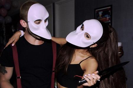 Von wegen süßes Pop-Sternchen: Ariana Grande (r.) sieht mit Maske und Messer ganz schön bedrohlich aus Von wegen süßes Pop-Sternchen: Ariana Grande (r.) sieht mit Maske und Messer ganz schön bedrohlich aus