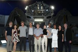 Cast und Crew aus "Independence Day Resurgence" bei einer Vorstellung am Montag in New Mexico vor einem futuristischem Raumf...