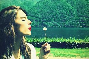 Alessandra Ambrosio macht's vor: So hält das Make-up im Sommer