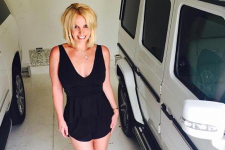 Perfekter Sommer-Look: Britney Spears mit langem Bob im Mini-Jumpsuit Perfekter Sommer-Look: Britney Spears mit langem Bob im Mini-Jumpsuit