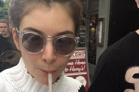 Lorde schlürft gemütlich einen Milchshake Lorde schlürft gemütlich einen Milchshake