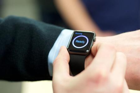 Noch nicht richtig auf dem Markt, schon gibt es Gerüchte über einen Nachfolger: Die Apple Watch der ersten Generation Noch nicht richtig auf dem Markt, schon gibt es Gerüchte über einen Nachfolger: Die Apple Watch der ersten Generation
