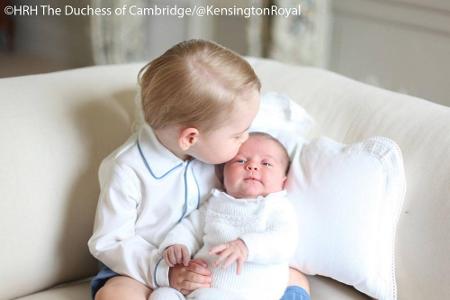 Prinz George ist offenbar ganz vernarrt in seine Schwester Charlotte Prinz George ist offenbar ganz vernarrt in seine Schwester Charlotte