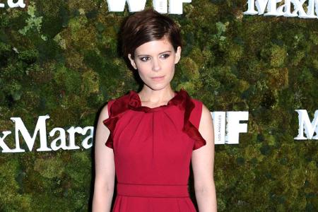 Kate Mara posiert im roten Jumpsuit bei einer Gala im Chateau Marmont in West-Hollywood Kate Mara posiert im roten Jumpsuit bei einer Gala im Chateau Marmont in West-Hollywood