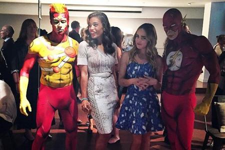 Ciara Renée (2.v.l.) und Schauspielkollegin Caity Lotz mit den Superhelden Firestorm (l.) und The Flash Ciara Renée (2.v.l.) und Schauspielkollegin Caity Lotz mit den Superhelden Firestorm (l.) und The Flash