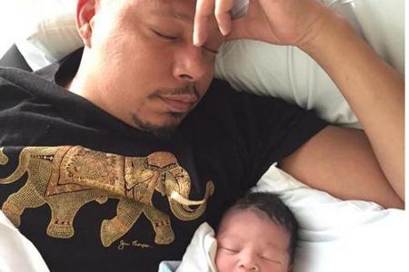 Terrence Howard und Söhnchen Qirin Love schlafen friedlich nebeneinander Terrence Howard und Söhnchen Qirin Love schlafen friedlich nebeneinander