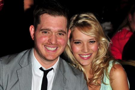 Sänger Michael Bublé und seine Frau Luisana Lopilato sind stolz auf Söhnchen Noah Sänger Michael Bublé und seine Frau Luisana Lopilato sind stolz auf Söhnchen Noah