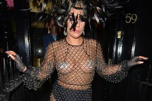 Lady Gaga feiert im durchsichtigen Netzkleid