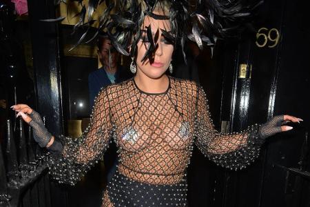Lady Gaga betritt den Londoner Varieté-Club fast nackt im ausgefallenen Netzkleid Lady Gaga betritt den Londoner Varieté-Club fast nackt im ausgefallenen Netzkleid