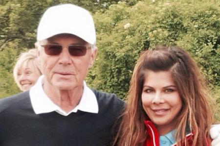 Indira Weis und Franz Beckenbauer posieren bei einem Charity-Golftunier gemeinsam vor der Kamera Indira Weis und Franz Beckenbauer posieren bei einem Charity-Golftunier gemeinsam vor der Kamera