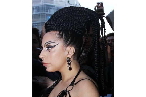 ...Haare sind aufwändig geflochten und auch das Make-Up ist alles andere als dezent. Was hat die...
