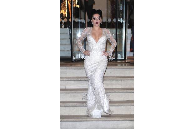 ...sich die Pop-Diva in London beim Verlassen des Hotels im Blitzlichtgewitter sonnte. Doch die 