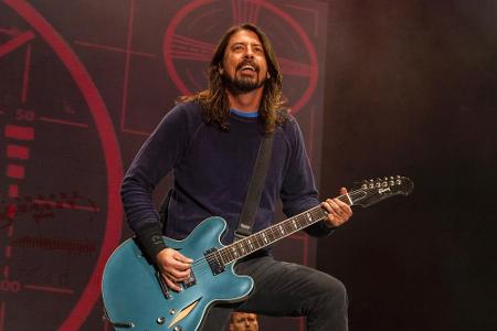 Dave Grohl von den Foo Fighters bei einem Auftritt im November 2014 Dave Grohl von den Foo Fighters bei einem Auftritt im November 2014