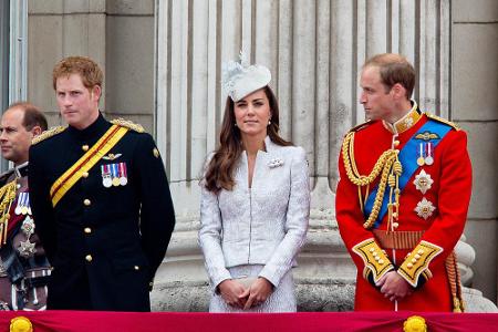 Die gertenschlanke Kate mit Schwager Harry (l.) und Ehemann William (r.) bei der Geburtstagsparade der Queen 