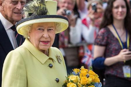 Queen Elizabeth II. (im Hintergrund: Prinz Philip) bei ihrem Deutschland-Besuch in Berlin Queen Elizabeth II. (im Hintergrund: Prinz Philip) bei ihrem Deutschland-Besuch in Berlin