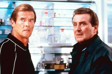Roger Moore (l.) und Pat Macnee gemeinsam in Roger Moore (l.) und Pat Macnee gemeinsam in