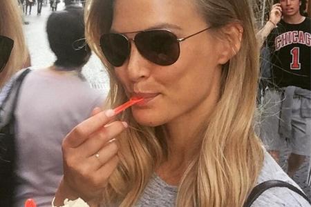 Bar Refaeli schlemmt genüsslich ein Eis - Naschen muss trotz Kalorien erlaubt sein Bar Refaeli schlemmt genüsslich ein Eis - Naschen muss trotz Kalorien erlaubt sein