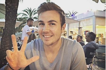 Dem Strahlemann Mario Götze sind seine Fans extrem wichtig - da packt er auch schon mal eigenhändig ein Geschenk Dem Strahlemann Mario Götze sind seine Fans extrem wichtig - da packt er auch schon mal eigenhändig ein Geschenk