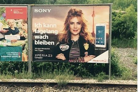 Palina Rojinski ist deutschlandweit als Gesicht der neuen Sony-Werbekampagne zu sehen - auch entlang der Bahngleise Palina Rojinski ist deutschlandweit als Gesicht der neuen Sony-Werbekampagne zu sehen - auch entlang der Bahngleise