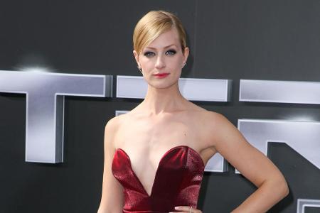 Lady in Red: Beth Behrs lässt bei der Premiere von 
