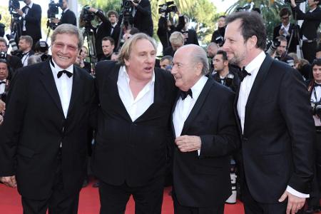 Gerard Depardieu (2.v.l.) und Sepp Blatter (2.v.r.) stellten Gerard Depardieu (2.v.l.) und Sepp Blatter (2.v.r.) stellten