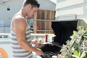Es wird heiß: Diese Bücher sorgen für Abwechslung auf dem Grill