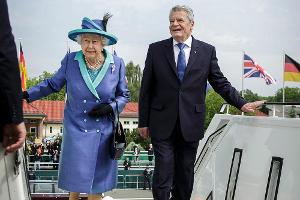 Queen Elizabeth II. in Frankfurt am Main: Ausflug in königlichem Blau