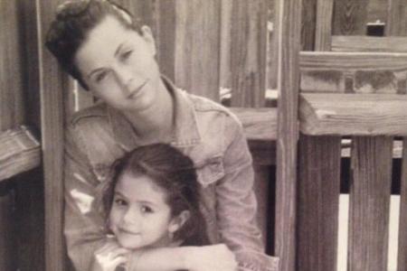 Die kleine Selena Gomez in den Armen ihrer Mutter Die kleine Selena Gomez in den Armen ihrer Mutter
