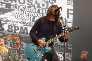 Dave Grohl singt trotz Beinbruch weiter