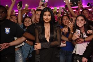 Kylie Jenner: Perfektes Dekolleté dank Klebeband