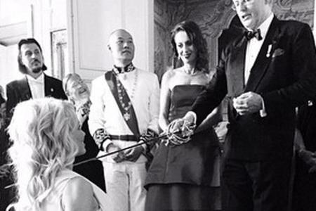 Pamela Anderson kniet ritterlich vor Prinz Stefan Pamela Anderson kniet ritterlich vor Prinz Stefan