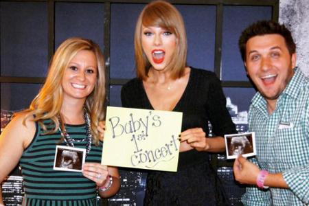 Taylor Swift freut sich mit den werdenden Eltern Jesse und Lindsey Rasmussen über die guten Neuigkeiten Taylor Swift freut sich mit den werdenden Eltern Jesse und Lindsey Rasmussen über die guten Neuigkeiten