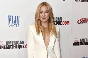 Oben ohne: So aufregend trägt Kate Hudson den Hosenanzug