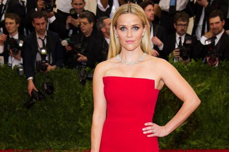 Knalliges Rot statt traurigem Schwarz: Reese Witherspoon steht auf Farbe Knalliges Rot statt traurigem Schwarz: Reese Witherspoon steht auf Farbe