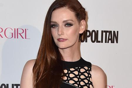 Als Model weiß die schöne Amerikanerin Lydia Hearst natürlich, wie sie posieren muss, damit ihr die Fotografen zu Füßen liegen Als Model weiß die schöne Amerikanerin Lydia Hearst natürlich, wie sie posieren muss, damit ihr die Fotografen zu Füßen liegen
