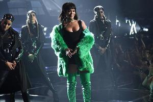 Rihanna und Selena Gomez performen für Victoria's Secret
