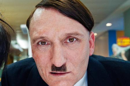 Oliver Masucci als Adolf Hitler in 