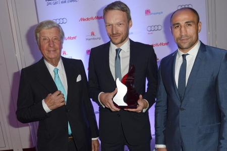 Hamburgs Kaffee-König Albert Darboven (l.) und Boxer Arthur Abraham (r.) nehmen Sport-Ressortleiter Michael Witt in die Mitt... Hamburgs Kaffee-König Albert Darboven (l.) und Boxer Arthur Abraham (r.) nehmen Sport-Ressortleiter Michael Witt in die Mitt...