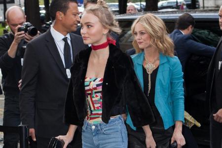 Lily-Rose Depp (vorne) und ihre Mutter Vanessa Paradis auf dem Weg zur Fashionshow Lily-Rose Depp (vorne) und ihre Mutter Vanessa Paradis auf dem Weg zur Fashionshow