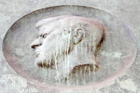 Verwitterter Glanz: Das John-F.-Kennedy-Relief am Rathaus Schöneberg in Berlin