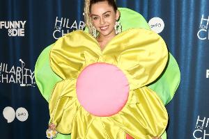 Bunte Blume und Davidstern: Miley Cyrus im Verkleidungs-Rausch