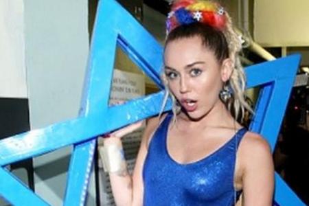 Miley Cyrus posiert mit Davidstern