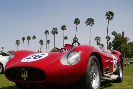 Zu den Stars der Oldtimer-Wüstenshow gehört auch dieser Maserati