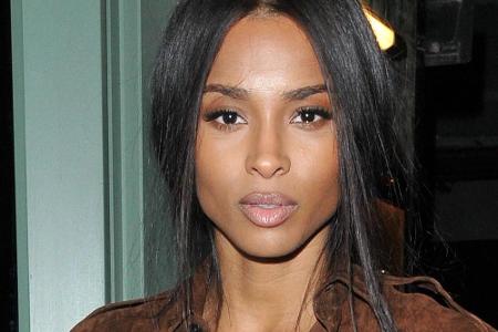 R&B-Sängerin Ciara stellt ihr Trendbewusstsein mit einem eleganten Hemdblusenkleid aus Wildleder unter Beweis R&B-Sängerin Ciara stellt ihr Trendbewusstsein mit einem eleganten Hemdblusenkleid aus Wildleder unter Beweis