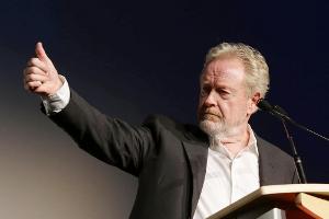 Daumen hoch: Ridley Scott darf sich über eine weitere Ehrung freuen