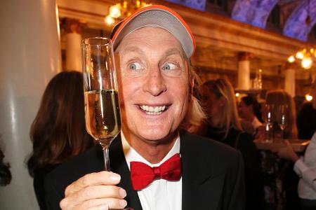 Otto hat allen Grund zu feiern - hier posiert er beim Bayerischen Fernsehpreis 2015 Otto hat allen Grund zu feiern - hier posiert er beim Bayerischen Fernsehpreis 2015