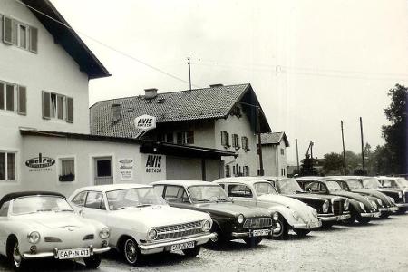 Mietwagen anno 1965 vor der Station in Garmisch Partenkirchen
