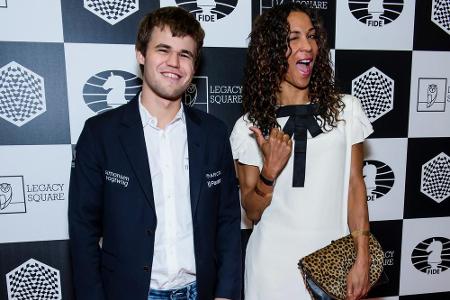 Schachweltmeister Magnus Carlsen mit Moderatorin Annabelle Mandeng